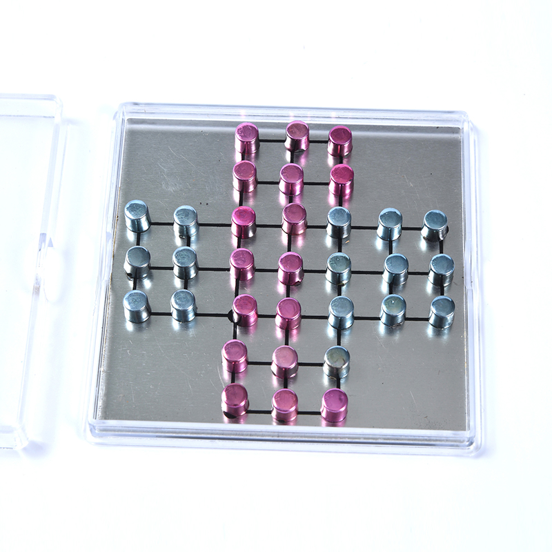 Magnetic Metal Tic-Tac-Toe Set sa Clear Acrylic Case