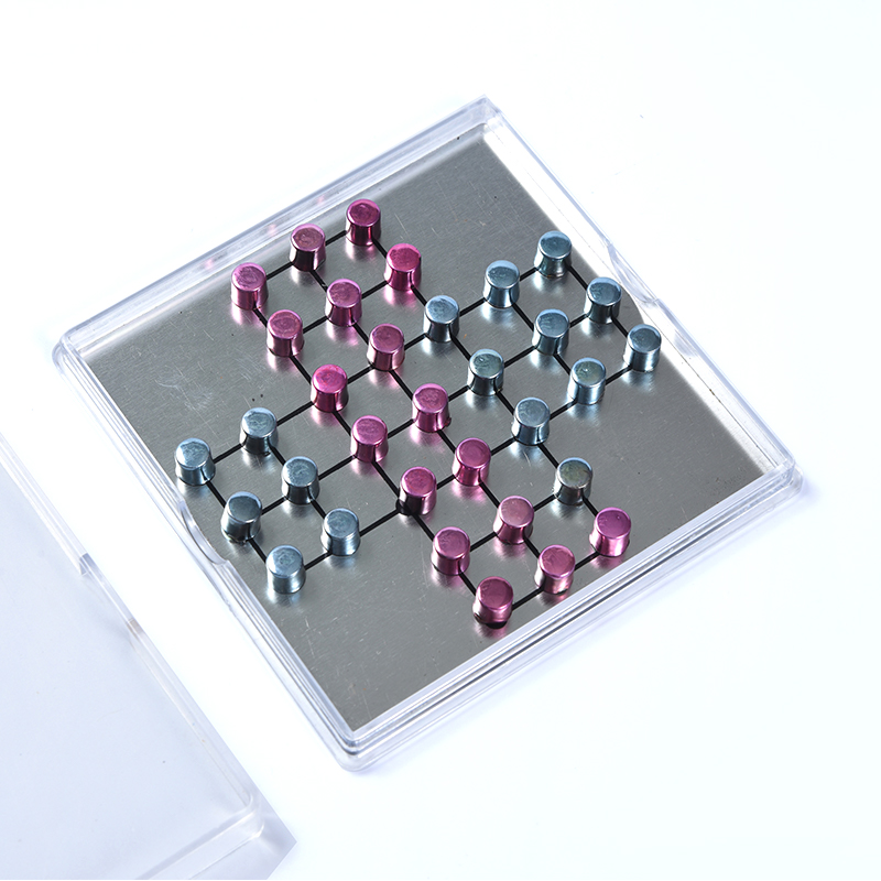 Magnetic Metal Tic-Tac-Toe Set sa Clear Acrylic Case