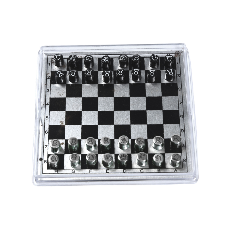 Magnetic Metal International Chess Set sa Clear Acrylic Case