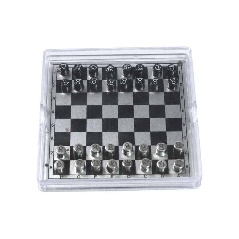 Magnetic Metal International Chess Set sa Clear Acrylic Case