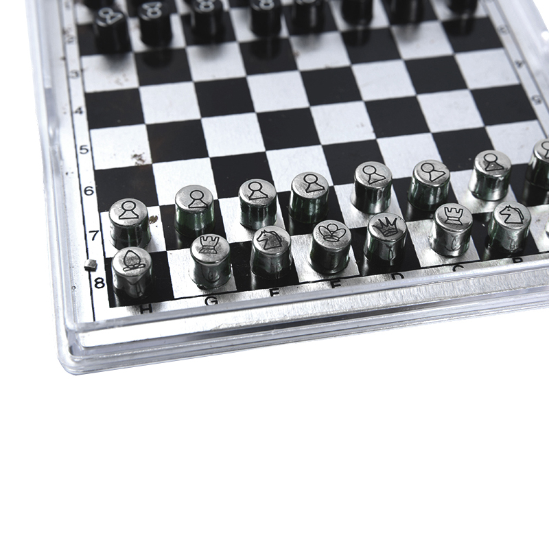 Magnetic Metal International Chess Set sa Clear Acrylic Case