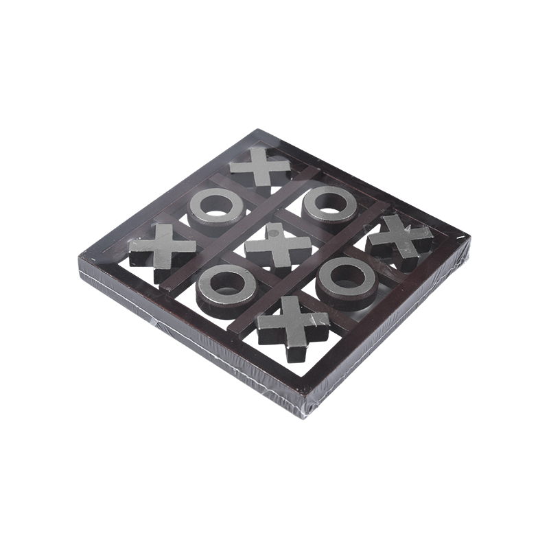 Mga Piraso ng Gold-Tone sa Dark Frame Wooden Tic-Tac-Toe Game